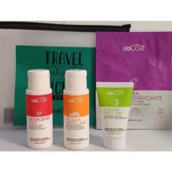 BIOCORE POCHETTE VISO KIT TRAVEL RICHER 3 PRODOTTI; ACQUA MICELLARE 50 ML - DETERGENTE VISO 50 ML - CREMA VISO H24 TUBO 20 ML - MASCHERA OCCHI IN TESSUTO